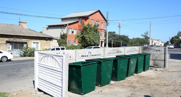 Оборудованная контейнерная площадка в Махачкале. Фото Дарьи Милютиной для "Кавказского узла"