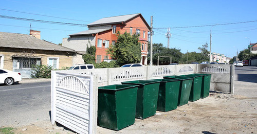 Оборудованная контейнерная площадка в Махачкале. Фото Дарьи Милютиной для "Кавказского узла"