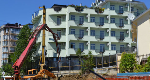 Стройка высотки на улице Бытха. Сочи, 14 мая 2016 г. Фото Светланы Кравченко для "Кавказского узла"