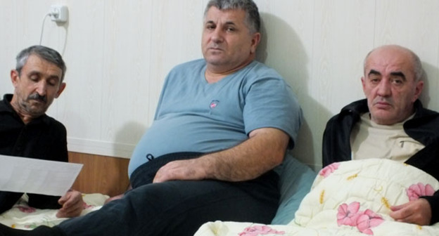 Участники голодовки Нурудинов Камиль, Шахбулатов Камиль, Садыков Герей (слева направо). Буйнакск, 29 сентября 2016 г. Фото Патимат Махмудовой для "Кавказского узла"