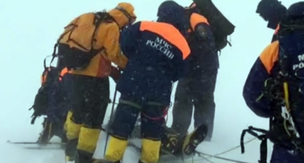 Спасатели готовятся к транспортировке туриста. Фото:  https://www.facebook.com/pressmchskbr/photos/a.1630053557226214.1073741826.1630053507226219/1832942033604031/?type=3&theater