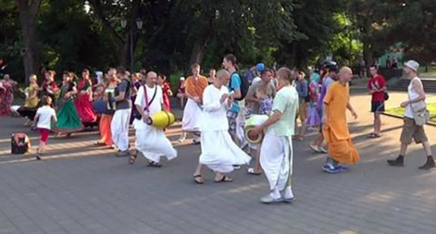 публичное кришнаитское мероприятие/ Фото: www.pravtaganrog.ru 