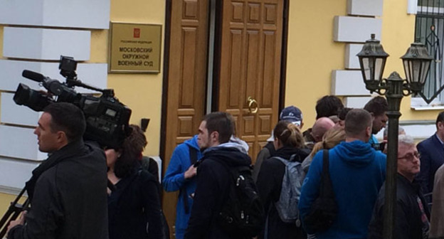 Журналисты возле здания Московского окружного суда. Москва, 3 октября 2016 г. Фото Юлии Буславской для "Кавказского узла"
