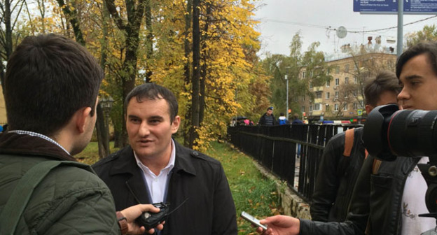 Заурбек Садаханов  адвокат Хамзата Бахаева дает интервью журналистам. Москва, 3 октября 2016 г. Фото Юлии Буславской для "Кавказского узла"