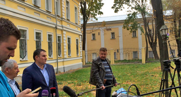 Заурбек Садаханов (в центре) дает интервью журналистам возле Московского окружного военного суда. Москва, 3 октября 2016 г. Фото Юлии Буславской для "Кавказского узла"