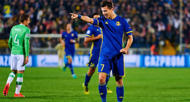 Игрок комманды ФК "Ростов". Фото: https://rostov.press/8873-gruppa-agrokom-ostanetsya-sponsorom-fk-rostov.html