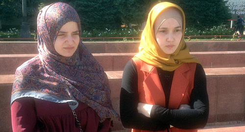  жены пропавших ребятСправа Исламова Мадина слева Магомедова Яхсат. Фото Патимат Махмудовой для "Кавказского узла"