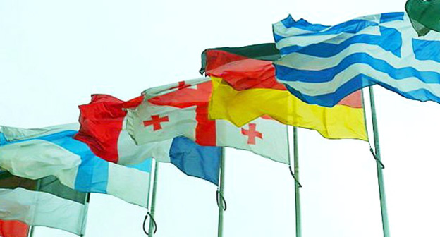Флаг Грузии у здания Совета Европы в Страсбурге. Фото: Spartaky https://ru.wikipedia.org/