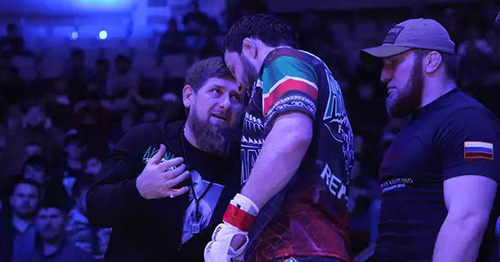 Рамзан Кадыров (слева) во время турнира по смешанным единоборствам (MMA) Grand Prix Akhmat-2016. Грозный, апрель 2016 г. Фото http://www.grozny-inform.ru/multimedia/photos/62469/