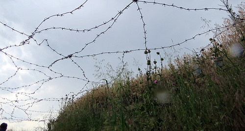 Колючая проволока над окопом в зоне Карабахского конфликта. Фото Алвард Григорян для "Кавказского узла"