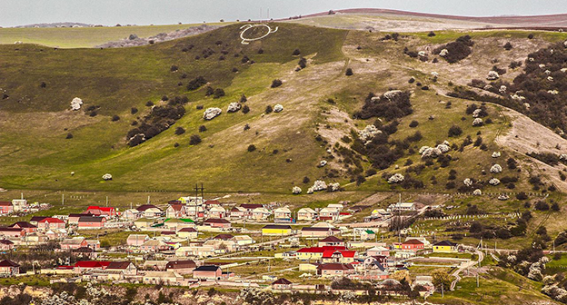 Вид на Гази-юрт. Фото: Адам Сагов, https://ru.wikipedia.org/wiki/%D0%93%D0%B0%D0%B7%D0%B8-%D0%AE%D1%80%D1%82#/media/File:Gazi-Yurt.jpg 