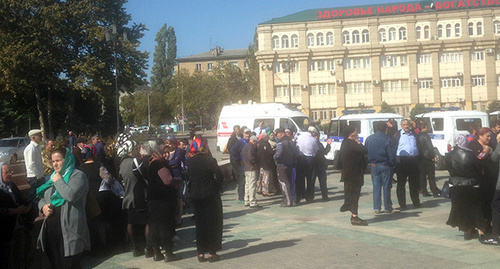 Родственники пропавших на центральной площади Махачкалы.  Фото Патимат Махмудовой для "Кавказского узла"