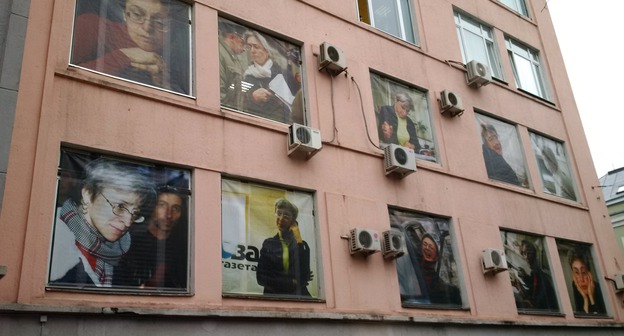 Оформление здания, в котором находится "Новая газета". Фото Григория Шведова для "Кавказского узла".