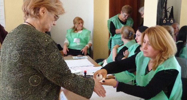 Голосование на участке №36 Чугуретского избирательного округа Тбилиси. 8 октября 2016 года. Фото Инны Кукуджановой для "Кавказского узла"