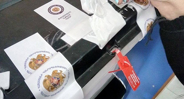 Избирательная урна в Армении. Фото: Арменуи Мхоян
http://ru.armeniasputnik.am/politics/20161003/5057966/Gumri-vibori-Sovet-stareishin.html