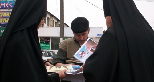 Православные волонтеры раздают листовки и брошюры против абортов. Ростовская область. Фото: http://rostoveparhia.ru/