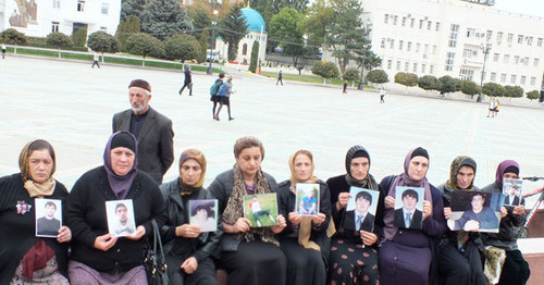 Акция родных пропавших дагестанцев. Махачкала, 11 октября 2016 г. Фото Патимат Махмудовой для "Кавказского узла"