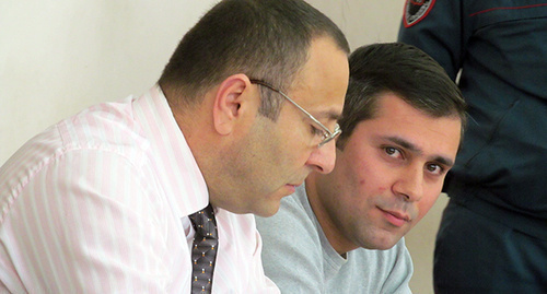 Активист Геворг Сафарян (справа) с адвокатом Тиграном Айрапетяном. Фото Тиграна Петросяна для "Кавказского узла"