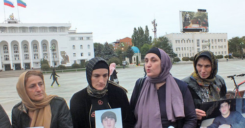 Митинг родных пропавших дагестанцев. Махачкала, 11 октября 2016 г. Фото Патимат Махмудовой для "Кавказского узла"
