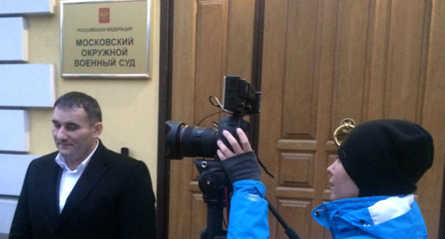 Заурбек Садаханов возле здания Московского окружного военного суда. Москва, 13 октября 2016 г. Фото Юлии Буславской для "Кавказского узла"