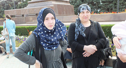 Слева жена пропавшего Шамиля Джамалудинова Мадина Исламова. Фото Патимат Махмудовой для Кавказского узла