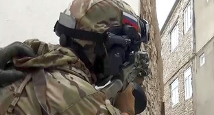 Представитель силовх структур во время Кто в КБР. Фото: http://nac.gov.ru/kontrterroristicheskie-operacii/v-hode-kto-v-karabudahkentskom-rayone-dagestana.html Представитель силовх структур во время Кто в КБР. Фото: http://nac.gov.ru/kontrterroristicheskie-operacii/v-hode-kto-v-karabudahkentskom-rayone-dagestana.html