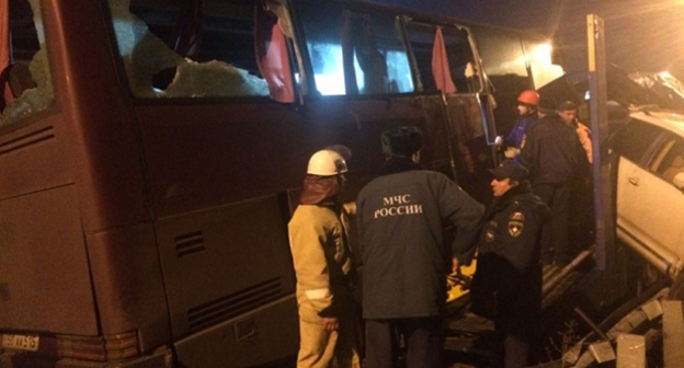 Место столкновения автобуса "Москва - Ереван" с автовозом на трассе "Кавказ". Фото: http://15.mchs.gov.ru/pressroom/news/item/4311445/