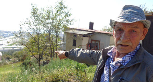 Прокопий Яннаев показывает захваченные земли. Сочи, октябрь 2016 г. Фото Светланы Кравченко для "Кавказского узла"