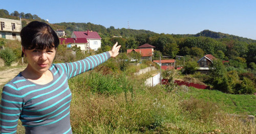 Елена Пугач показывает захваченные земли. Фото Светланы Кравченко для "Кавказского узла"