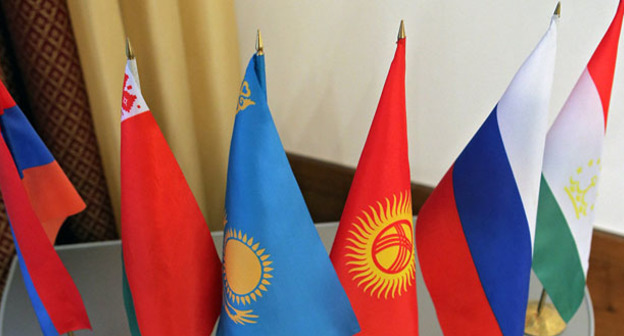 Флаги участниц стран саммита ОДКБ. Фото Sputnik/Виталий Белоусов  http://ru.armeniasputnik.am/armenia/20161014/5159536/Armenia-ODKB-glavi-gosydarstv-zasedanie.html