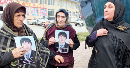 Родственницы пропавшего в июне 2016 года Умара Мусаева во время митинга. Хасавюрт, 14 октября 2016 г. Фото Патимат Махмудовой для "Кавказского Узла"