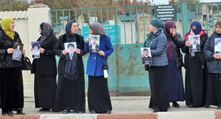 В митинге приняли участие родные похищенных в разные годы дагестанцев. Хасавюрт, 14 октября 2016 г. Фото Патимат Махмудовой для "Кавказского Узла" В митинге приняли участие родные похищенных в разные годы дагестанцев. Хасавюрт, 14 октября 2016 г. Фото Патимат Махмудовой для "Кавказского Узла"