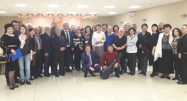 Участники II международной научно-практической конференции "Ногайцы: XXI век: от истоков к грядущему". Поселок Эркен-Шахар, 14 октября 2016 года. Фото Аси Капаевой для "Кавказского узла". 
