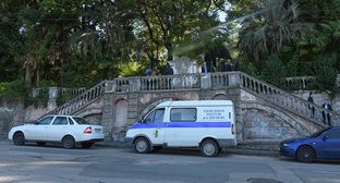 Автомобили полиции ококло места происшествия. Фото: http://sputnik-abkhazia.ru/Abkhazia/20161017/1019683555/chelovek-vzorvalsya-na-territorii-abxazskogo-televideniya.html