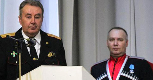Атаман Анапы Николай Нестеренко (слева). Фото http://www.yugopolis.ru/