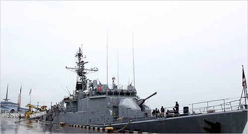 Французский военный корабль прибыл для учений в Батуми. фото: http://sputnik-georgia.ru/politics/20161017/233537263/V-Batumi-pribyl-korabl-VMS-Francii.html