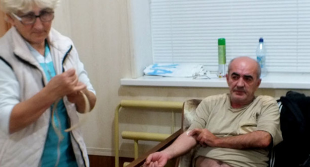 Врачи оказывают помощь голодающему Герею Садыкову. Буйнакск, 11 октября 2016 г. Фото Патимат Махмудовой для "Кавказского узла"