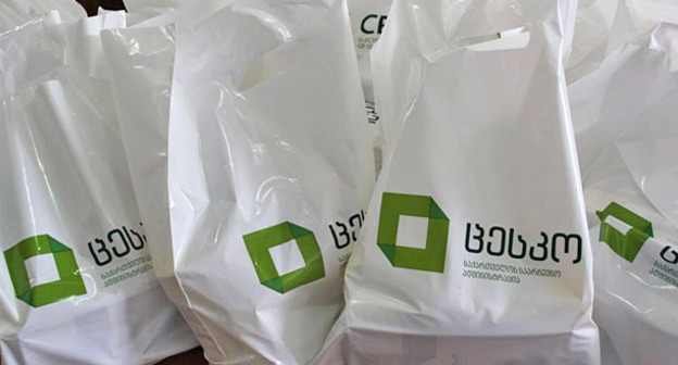 Пакеты с бюллетенями. Фото http://sputnik-georgia.ru/