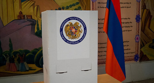 Символика выборов в Гюмри. Фото: © Sputnik/ Асатур Есаянц
Фото: http://ru.armeniasputnik.am/armenia/20160923/4982274/vibori-OMS-TSIK-predsedatel.html