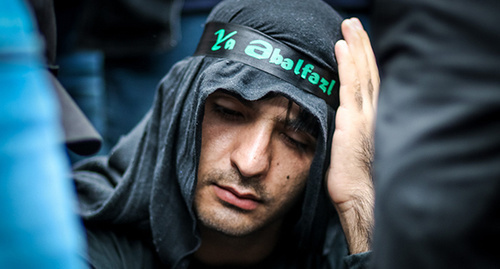 Верующий с повязкой в честь Абальфаза - под таким именем был известен Аббас, брат имама Хусейна. Фото Азиза Каримова для "Кавказского узла"