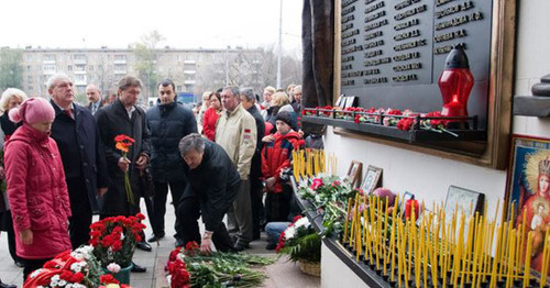 У мемориальной плиты с именами жертв теракта на Дубровке. Фото: Yuri Timofeyev (RFE/RL)