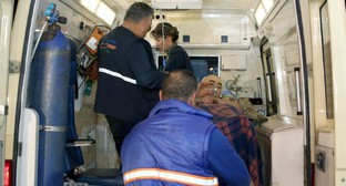 Сотрудники скорой помощи увозят одного из пострадавших военнослужащих в больницу после ДТП. Грузия, 21 октября 2016 года. Фото: mod.gov.ge Сотрудники скорой помощи увозят одного из пострадавших военнослужащих в больницу после ДТП. Грузия, 21 октября 2016 года. Фото: mod.gov.ge