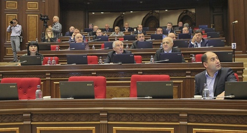 Армянские парламентарии во время обсуждения программы правительства, 21 октября 2016 года. Фото: Parliament.am