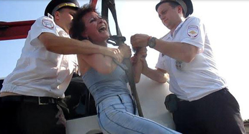 Ирина Снытко во время задержания. Фото: Стоп-кадр  видео по задержанию Ирины Снытко за парковку авто на обочине