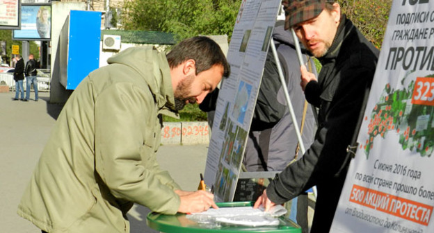 Пикет в Волгограде против уголовной ответственности за наказание детей. 22 октября 2016 г. Фото Татьяны Филимоновой для "Кавказского узла"