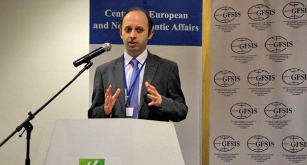 Эксперт Фонда исследования стратегии и международных отношений Грузии Нодар Харшиладзе. Фото http://sputnik-georgia.ru/incidents/20161024/233593895/Jekspert-osudil-na-padenie-na-voennyj-centr-Krcanisi.html