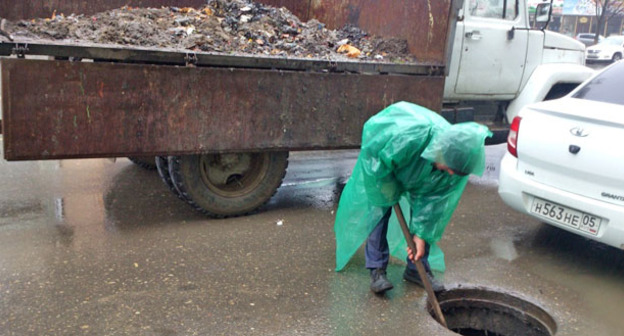 Чистка ливневых колодцев в Махачкале. Фото http://www.riadagestan.ru/