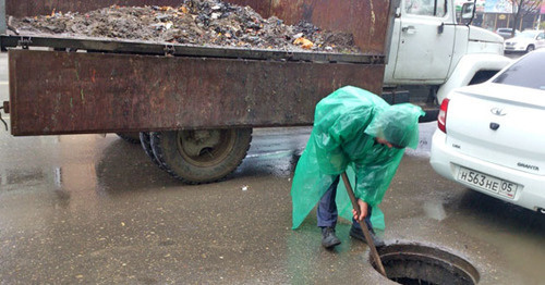 Чистка ливневых колодцев в Махачкале. Фото http://www.riadagestan.ru/