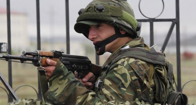Солдат армии Азербайджана. Фото: http://sputnik.az/karabakh/20161020/407422678/atesh-ateshkes-cebhe-atishma-ermeni.html