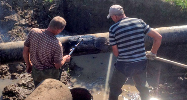 Устранение аварии на водоводе. Фото http://www.yugvodokanal.ru/news/detail/?ID=3883